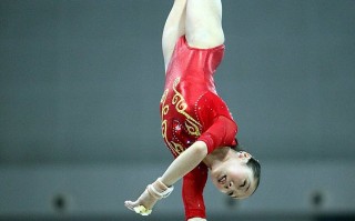雷速-焦点体操选手惊险完成高难度动作