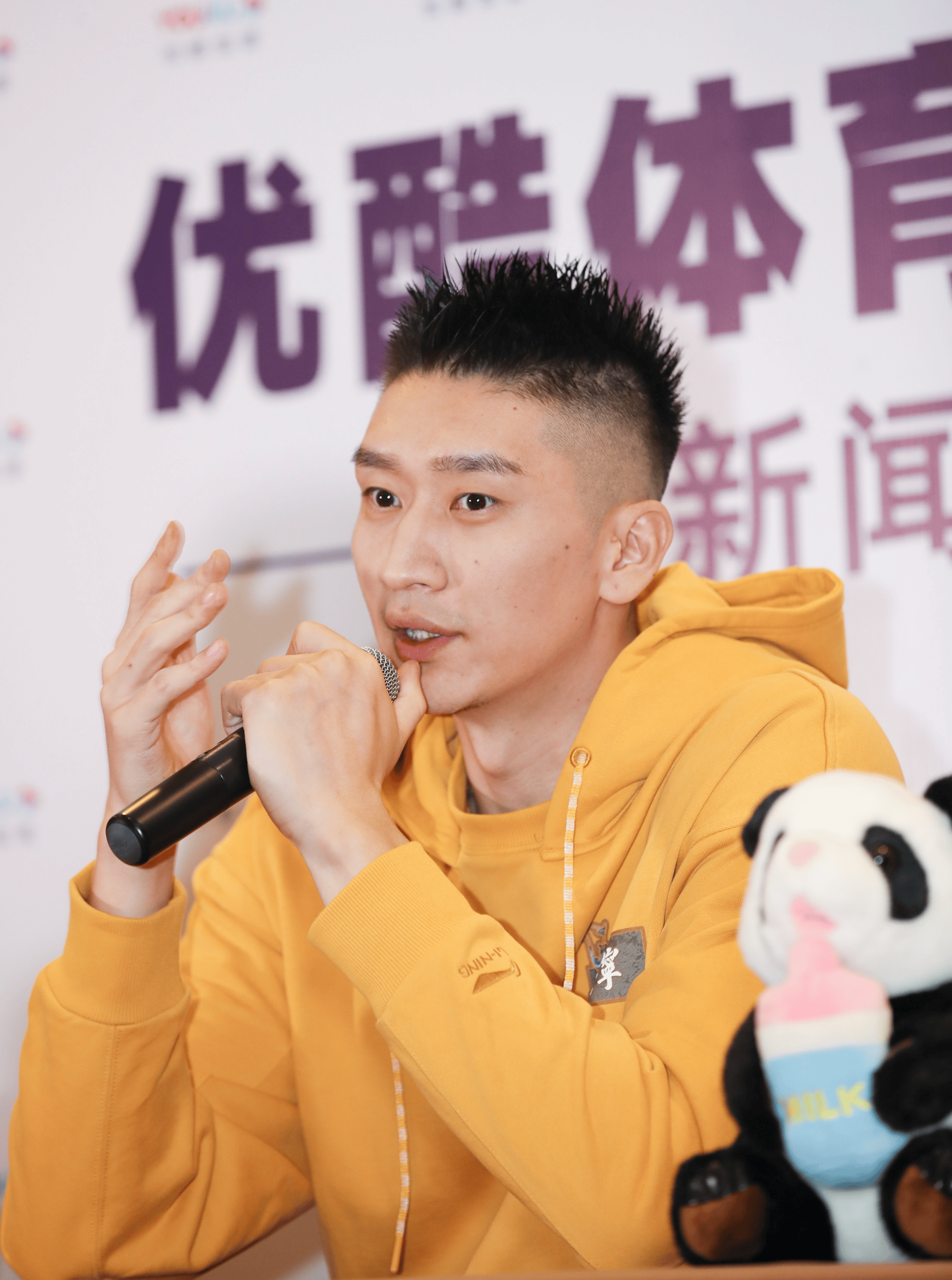 雷速官网-球员拼尽全力，赛场上风起云涌，现场观众热情不减-第1张图片-雷速官网